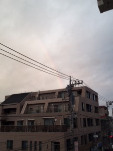虹.　②